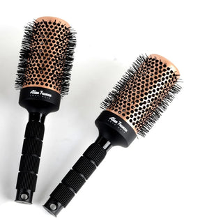 Rubber fins handle for easy grip and absolute control of the Gold Ceramic Brush.